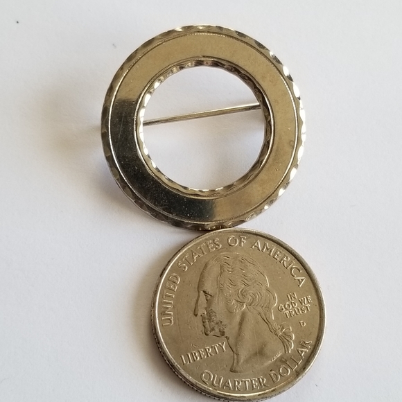 Vintage open circle brooch silver tone pin - Picture 4 of 5